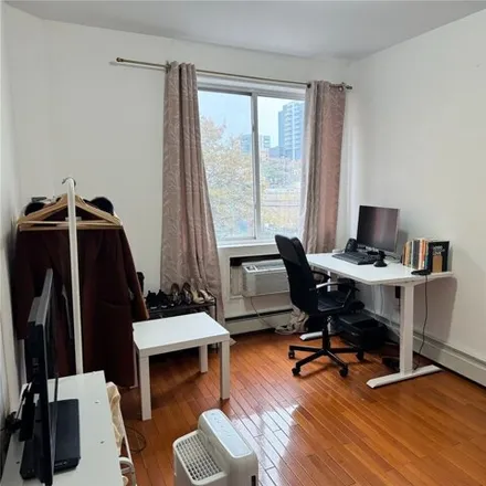 Image 7 - 32-05 Linden Place, New York, NY 11354, USA - Condo for sale