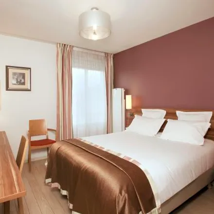 Rent this 1 bed apartment on Résidence Les Côteaux de l'Yvette in Chemin de la Fontaine Saint-Mathieu, 91440 Bures-sur-Yvette