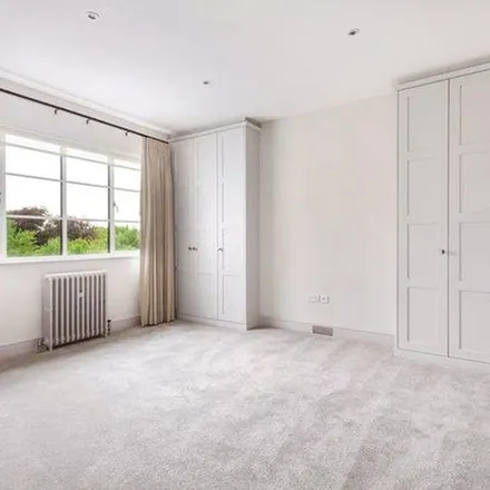 Rent this 5 bed duplex on Sidmouth Road in Brondesbury Park, London
