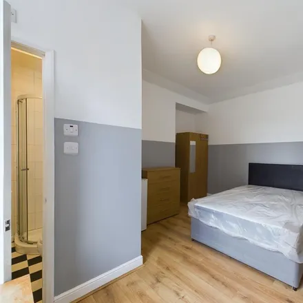 Rent this 1 bed room on Whingate Avenue in Leeds, LS12 3RE