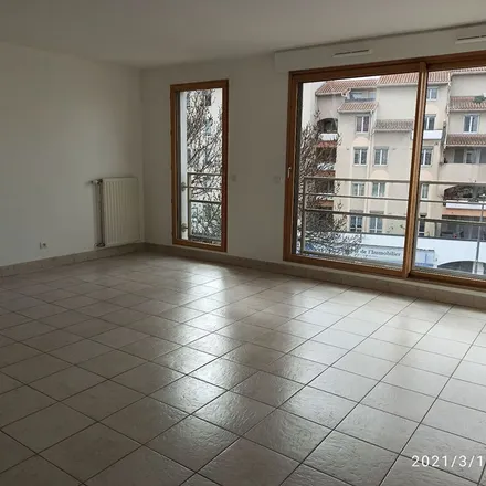 Rent this 3 bed apartment on 213 Avenue Franklin Roosevelt in 69500 Bron, France