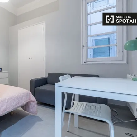 Rent this 5 bed room on Kaña Makan in Carrer de Sueca, 61