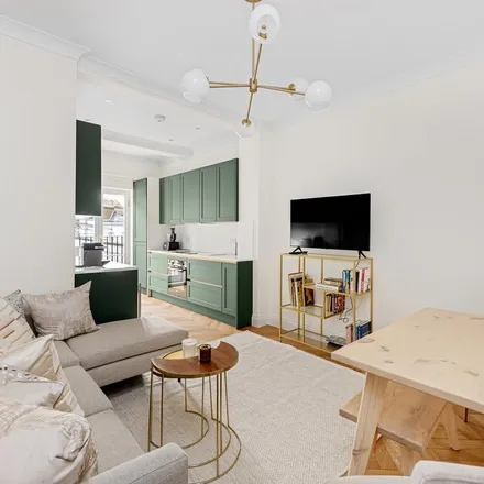 Rent this 2 bed apartment on The Pembridge Villas Surgery in 45 Pembridge Villas, London