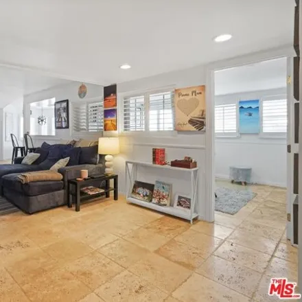 Image 3 - 140 Westwind Street, Los Angeles, CA 90292, USA - Condo for sale