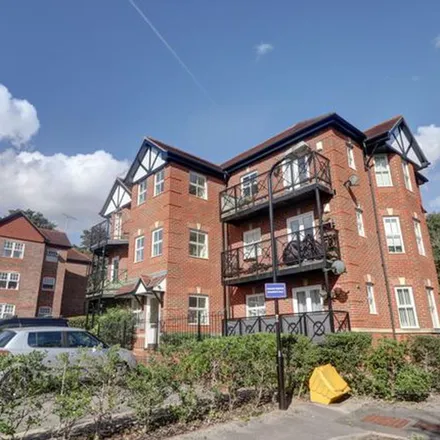 Rent this 2 bed apartment on Shrubbery Road in High Wycombe, HP13 6FU