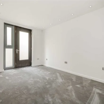 Image 5 - Gunnersbury Mews, Strand-on-the-Green, London, W4 4BF, United Kingdom - Townhouse for rent