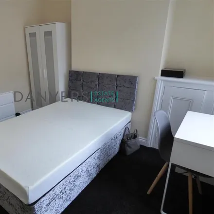 Image 3 - Warwick Street, Leicester, LE3 5HY, United Kingdom - Townhouse for rent