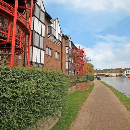 Rent this 3 bed apartment on Peter Brett Associates in Waterman Place, Reading