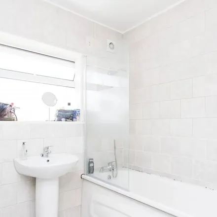 Rent this 5 bed apartment on 223 Du Cane Road in London, W12 0BJ