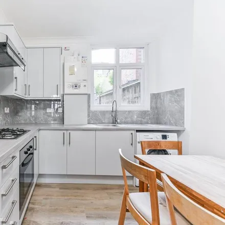 Image 4 - Gassiot Road, London, SW17 8LB, United Kingdom - Apartment for rent
