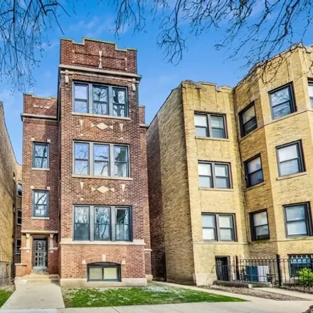 Rent this 3 bed apartment on 6527 North Newgard Avenue in Chicago, IL 60626