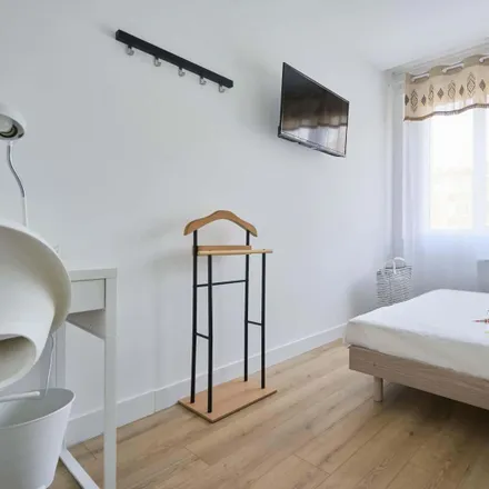Rent this 3 bed room on 12 Avenue Adolphe Max in 59000 Lille, France