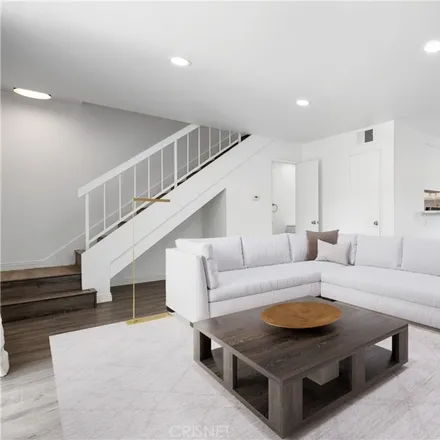 Image 2 - 14735 Victory Boulevard, Los Angeles, CA 91411, USA - Townhouse for sale