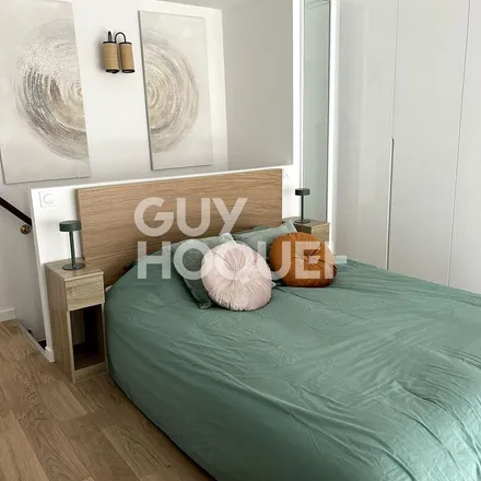 Rent this 2 bed apartment on 81 Rue de Rome in 75017 Paris, France