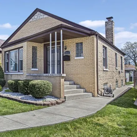 Image 2 - 8935 South Bennett Avenue, Chicago, IL 60617, USA - House for sale