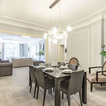 Rent this 6 bed apartment on 247 Baker Street in London, NW1 6AS