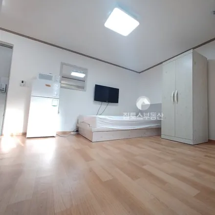Rent this studio apartment on 서울특별시 강남구 신사동 523-15