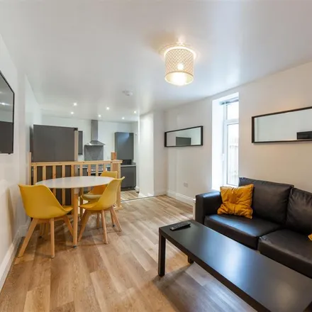 Image 2 - Jesmond Park Guest House, 74-76 Queens Road, Newcastle upon Tyne, NE2 2PR, United Kingdom - Apartment for rent