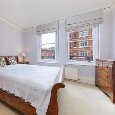 Rent this 3 bed apartment on Tony & Guy Hairdressers in 75B Victoria Street, Westminster