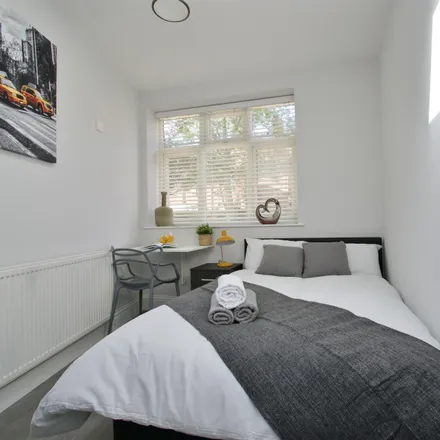 Rent this 5 bed room on 138;140 Fitzneal Street in London, W12 0BY