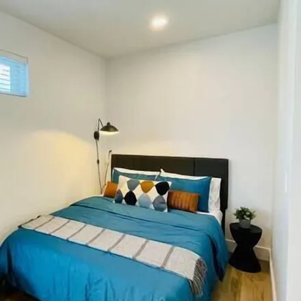 Rent this 1 bed townhouse on Oakland