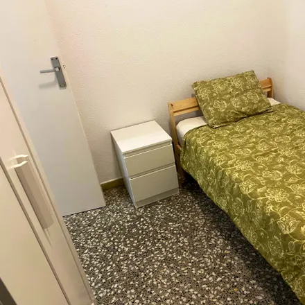 Rent this 4 bed room on Carrer de Roger de Flor in 36, 08018 Barcelona
