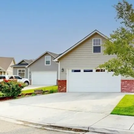 Buy this 3 bed house on unnamed road in Grandview, WA 98930
