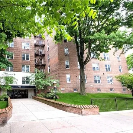 Image 1 - 715 Ocean Parkway, New York, NY 11230, USA - Apartment for sale