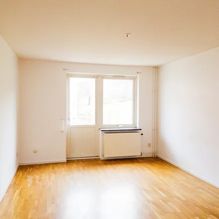 Rent this 2 bed apartment on Knut Hahnskolans parkering in Blasius Königsgatan, 372 35 Ronneby