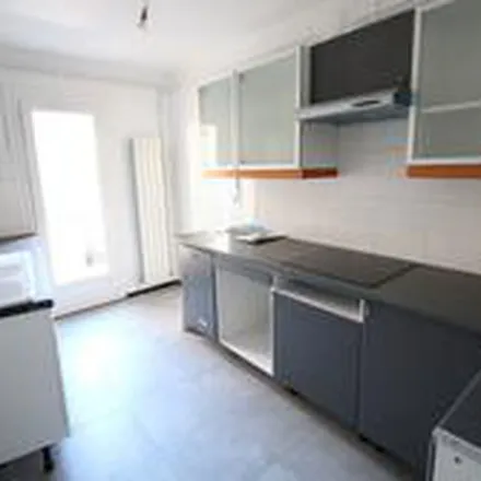 Image 7 - Nîmes, Gard, France - Apartment for rent
