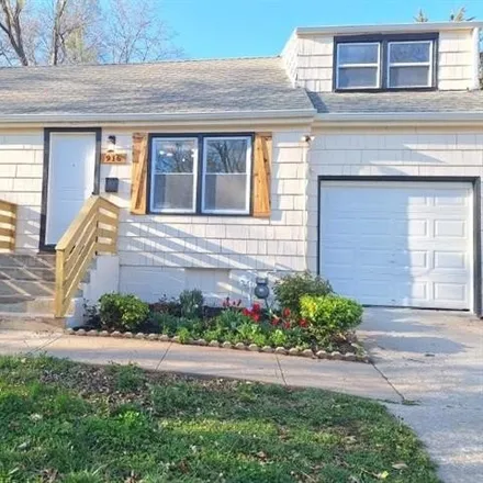Buy this 3 bed house on 916 East 78th Street in Kansas City, MO 64131