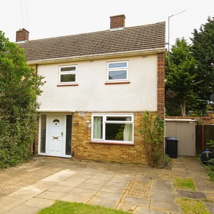 Rent this 3 bed house on 10 Hall Farm Road in Cambridge, CB4 3RD