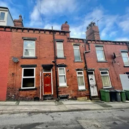 Rent this 2 bed townhouse on Back St Ives Mount in Leeds, LS12 3RR