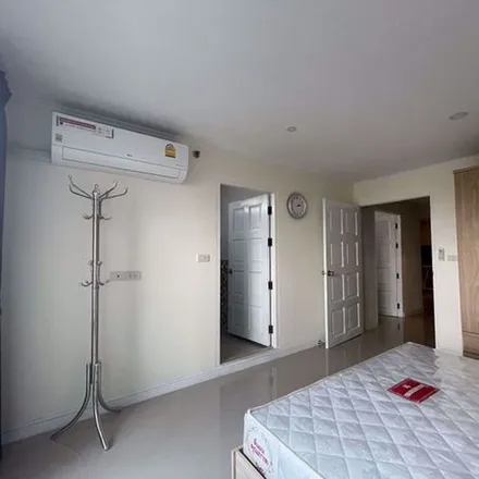Rent this 2 bed apartment on Witthayu Road in Ratchathewi District, 10400