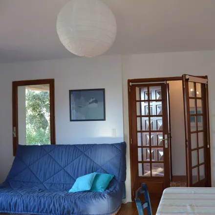 Rent this 2 bed apartment on 83400 Hyères