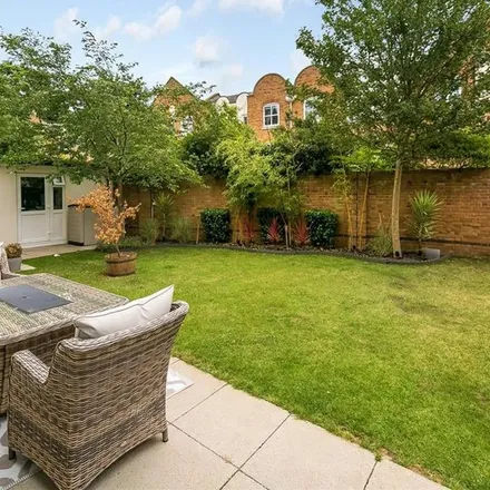 Rent this 6 bed townhouse on Fitzroy Gate in Egerton Drive, London