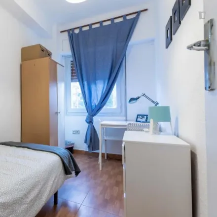 Rent this 4 bed room on TodoBici in Carrer de la Serradora, 5