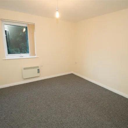 Rent this 5 bed apartment on Hendon Rise in Nottingham, NG3 3AN