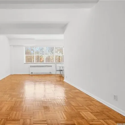 Image 4 - 88-29 155th Avenue, New York, NY 11414, USA - Apartment for sale