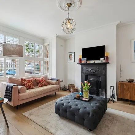 Rent this 4 bed apartment on Wavendon Avenue in London, W4 4NT