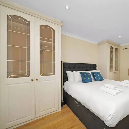 Image 5 - Thurrock, RM16 3HJ, United Kingdom - House for rent