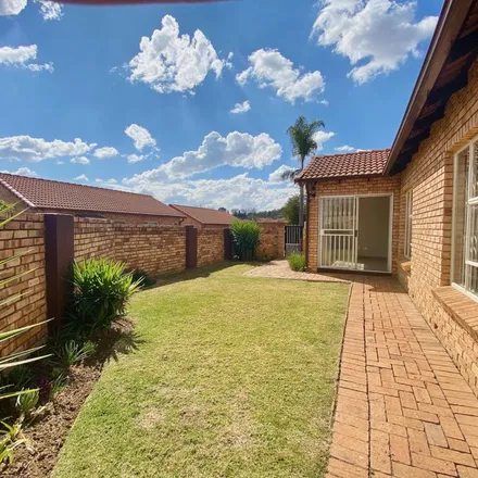 Image 5 - Dubloon Avenue, Wilgeheuwel, Roodepoort, 1734, South Africa - Townhouse for rent