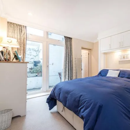 Rent this 2 bed apartment on Barton Court in Baron's Court Road, London