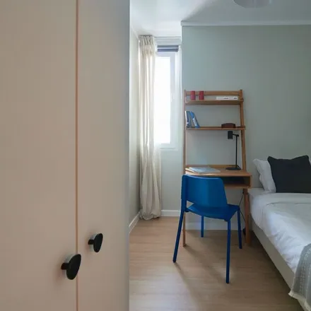 Rent this 12 bed room on Rua Morais Soares