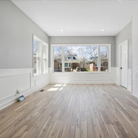Image 4 - 7947 South Bennett Avenue, Chicago, IL 60649, USA - House for sale
