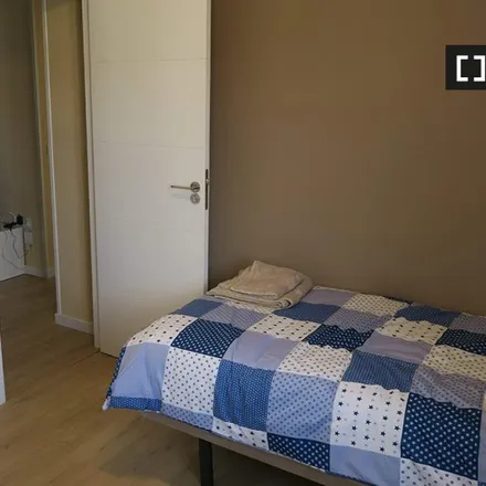 Rent this 4 bed room on Jardín Francisco Gaitán Sánchez in Calle Maestro Guridi, 41080 Seville