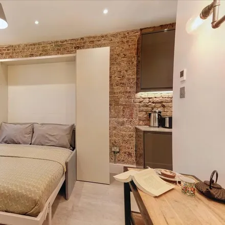 Rent this studio apartment on 36 Notting Hill Gate in London, W11 3HX