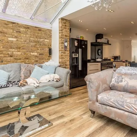 Rent this 4 bed townhouse on 5 Tottenham Road in De Beauvoir Town, London