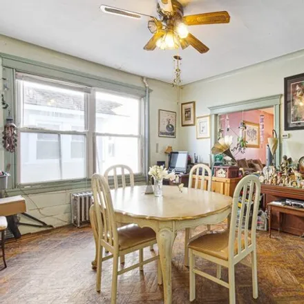 Image 5 - 3827 Laurel Avenue, New York, NY 11224, USA - House for sale