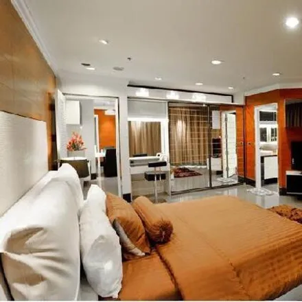 Rent this 2 bed apartment on Coca Suki Restaurant in 1/1-5, Soi Sukhumvit 39